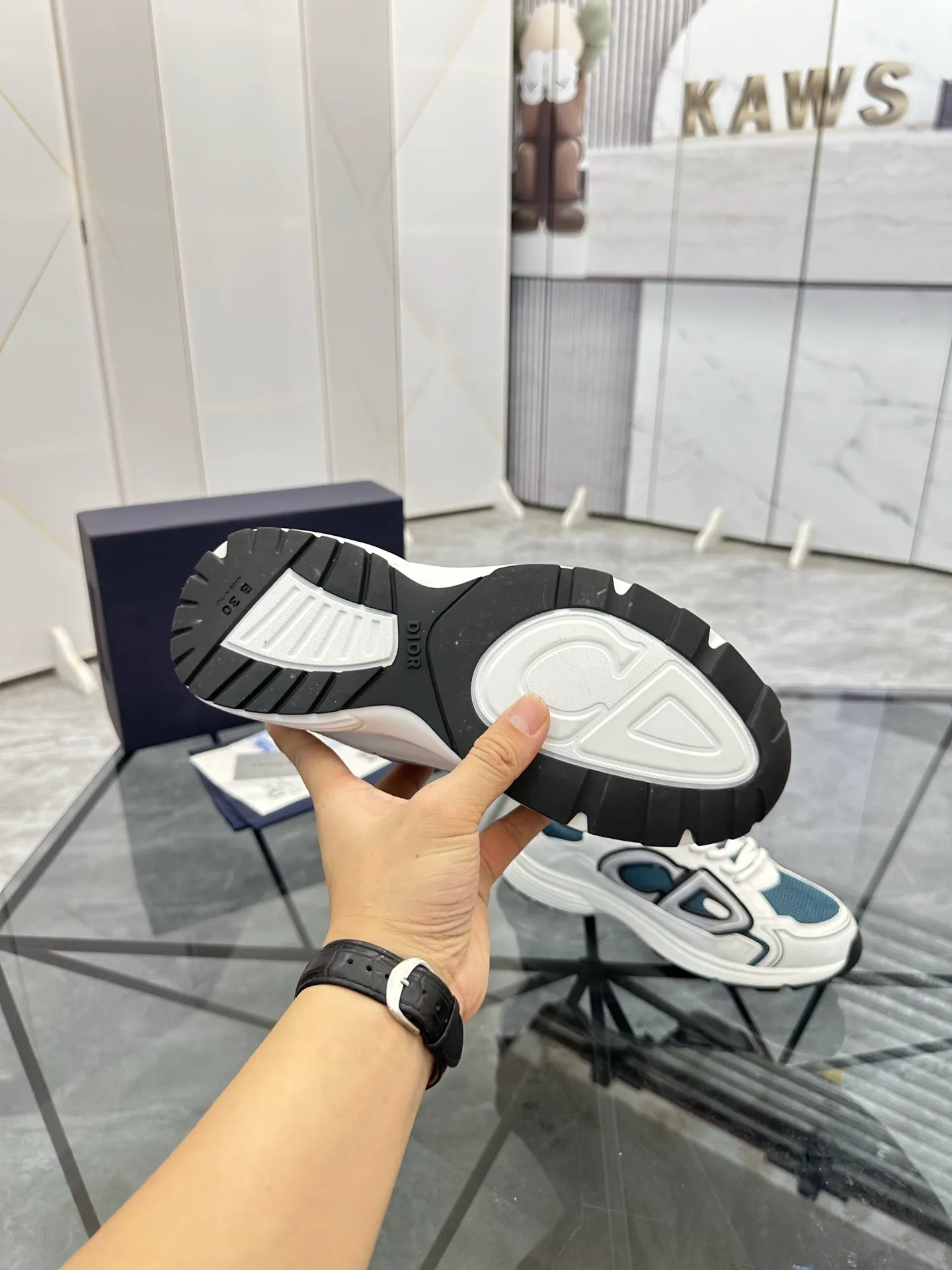 Men's shoes: 💰P400¥ Available in Guangzhou Product trademark: Dior* "Dior*" low-top casual shoes Regular size: 35-46 (can be customized to 47) Couple style Product materials: Upper imported cowhide stitched with original fabric, breathable lining, ultra-light foam original outsole. No.: 007